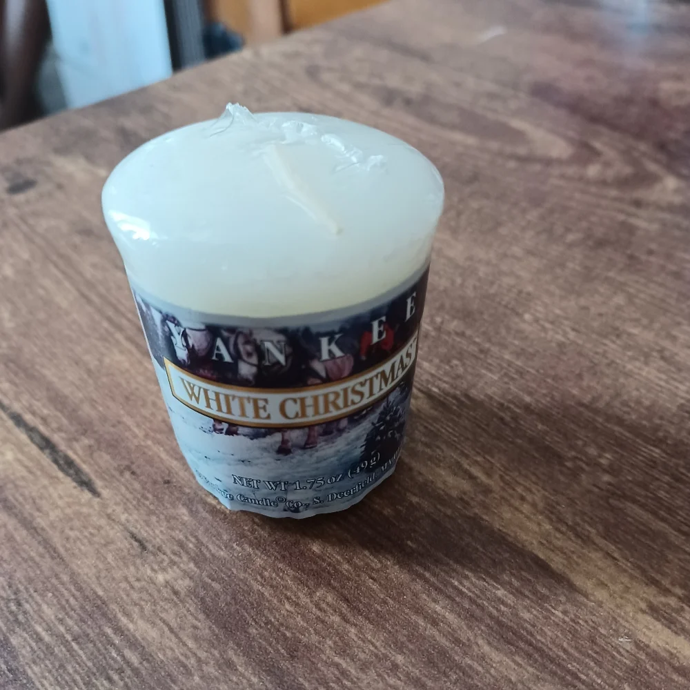 Yankee candle white Christmas candle